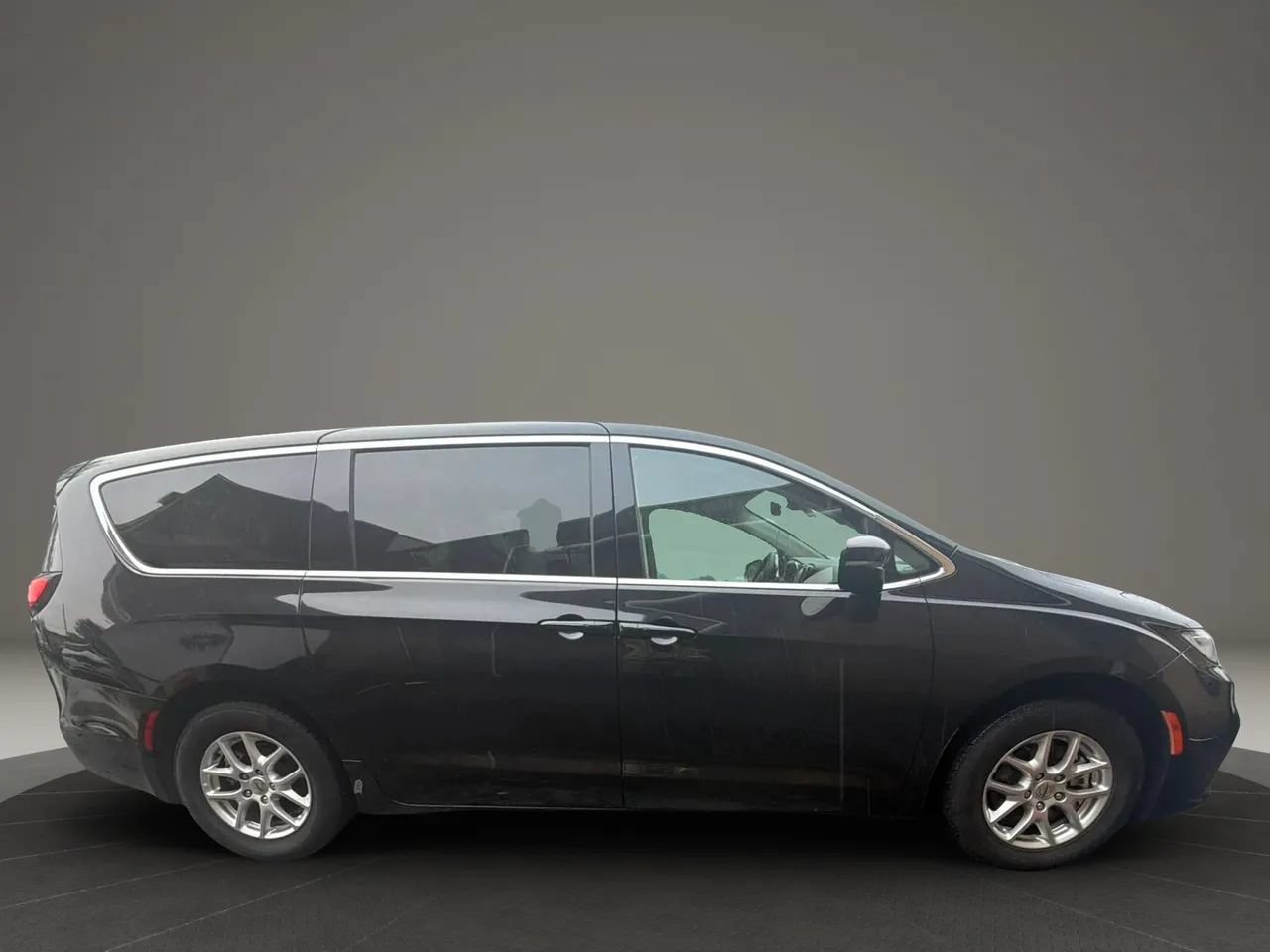 Used 2023 Chrysler Pacifica Touring-L FWD image 4