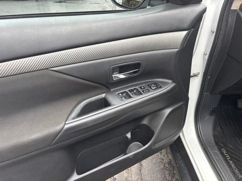 Used 2016 Mitsubishi Outlander SE FWD image 9