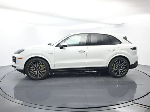 Certified 2025 Porsche Cayenne S AWD/4WD image 2