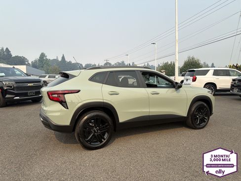 Used 2025 Chevrolet Trax ACTIV w/ Sunroof Package FWD image 6