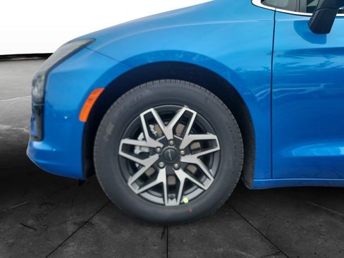 New 2027 Chrysler Pacifica Limited FWD image 14