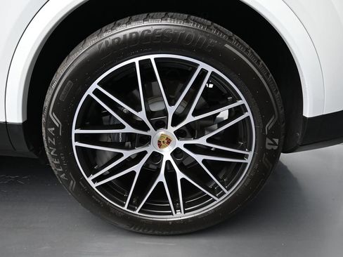 Certified 2024 Porsche Cayenne Coupe AWD/4WD image 9