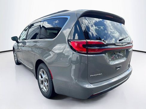 Used 2023 Chrysler Pacifica Limited FWD image 3