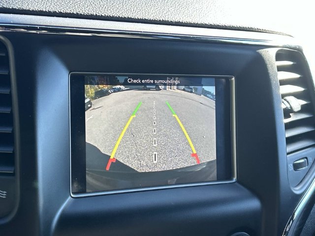 Used 2019 Jeep Grand Cherokee Laredo AWD/4WD image 27