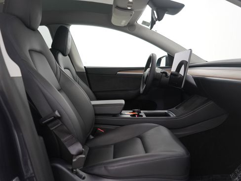 Used 2024 Tesla Model Y Long Range image 11