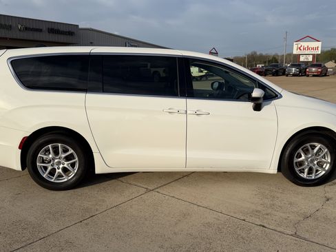 Used 2023 Chrysler Pacifica Touring-L image 9