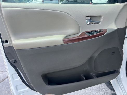 Used 2014 Toyota Sienna XLE w/ XLE Premium Package FWD image 19
