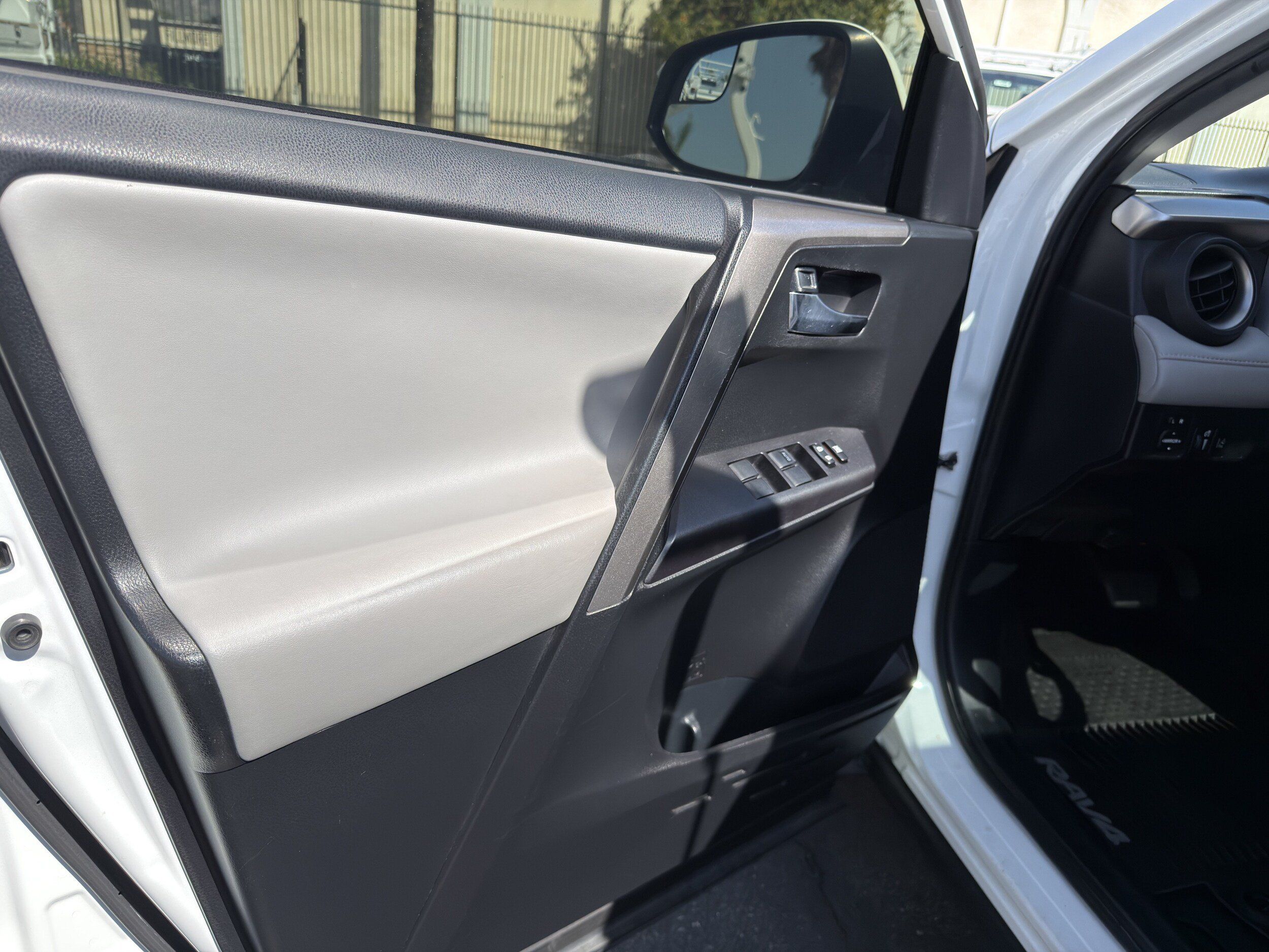 Used 2018 Toyota RAV4 XLE w/ Carpet Mat Package AWD/4WD image 24