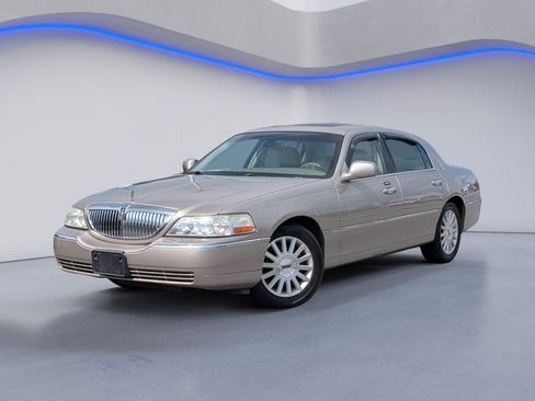 Used 2003 Lincoln Town Car Signature RWD image 2