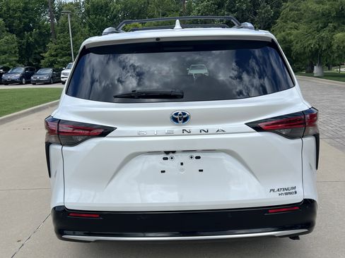 Used 2024 Toyota Sienna Platinum FWD image 9