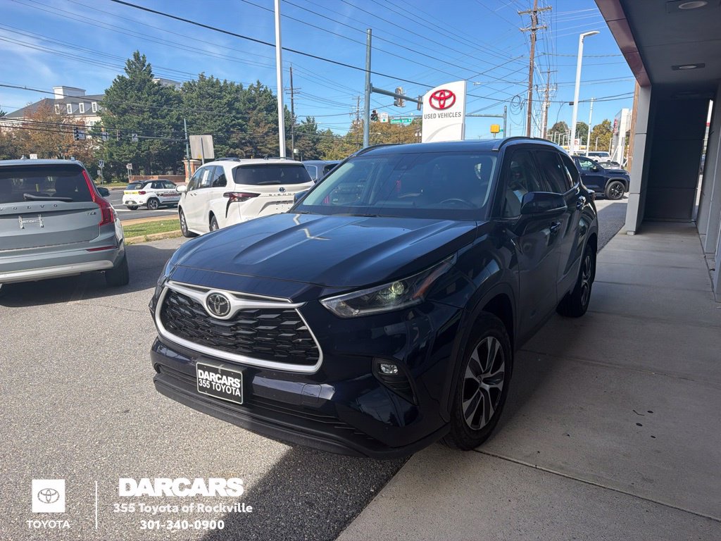 Used 2021 Toyota Highlander XLE AWD/4WD image 1