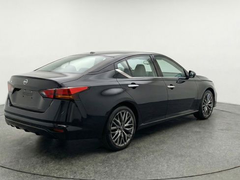 Used 2025 Nissan Altima 2.5 SV FWD image 9