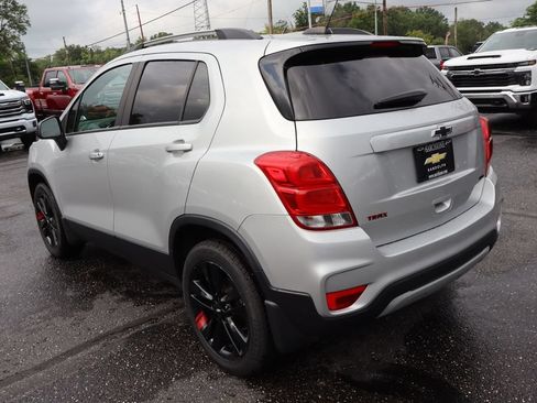 Used 2021 Chevrolet Trax LT w/ Redline Edition AWD/4WD image 3