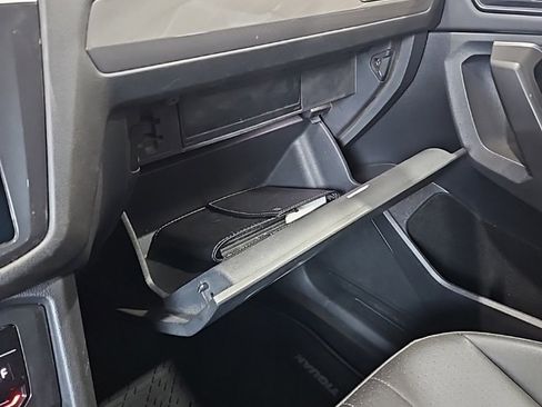 Used 2022 Volkswagen Tiguan SE image 29