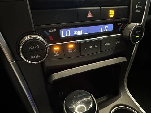 Used 2015 Toyota Camry XLE w/ Moonroof Package FWD image 16
