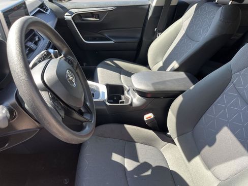 Used 2025 Toyota RAV4 XLE AWD/4WD image 22
