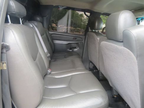 Used 2006 Chevrolet Silverado 2500 W/T w/ Heavy-Duty Power Package RWD image 28