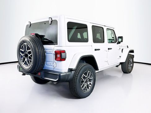 Used 2025 Jeep Wrangler Unlimited Sahara AWD/4WD image 9