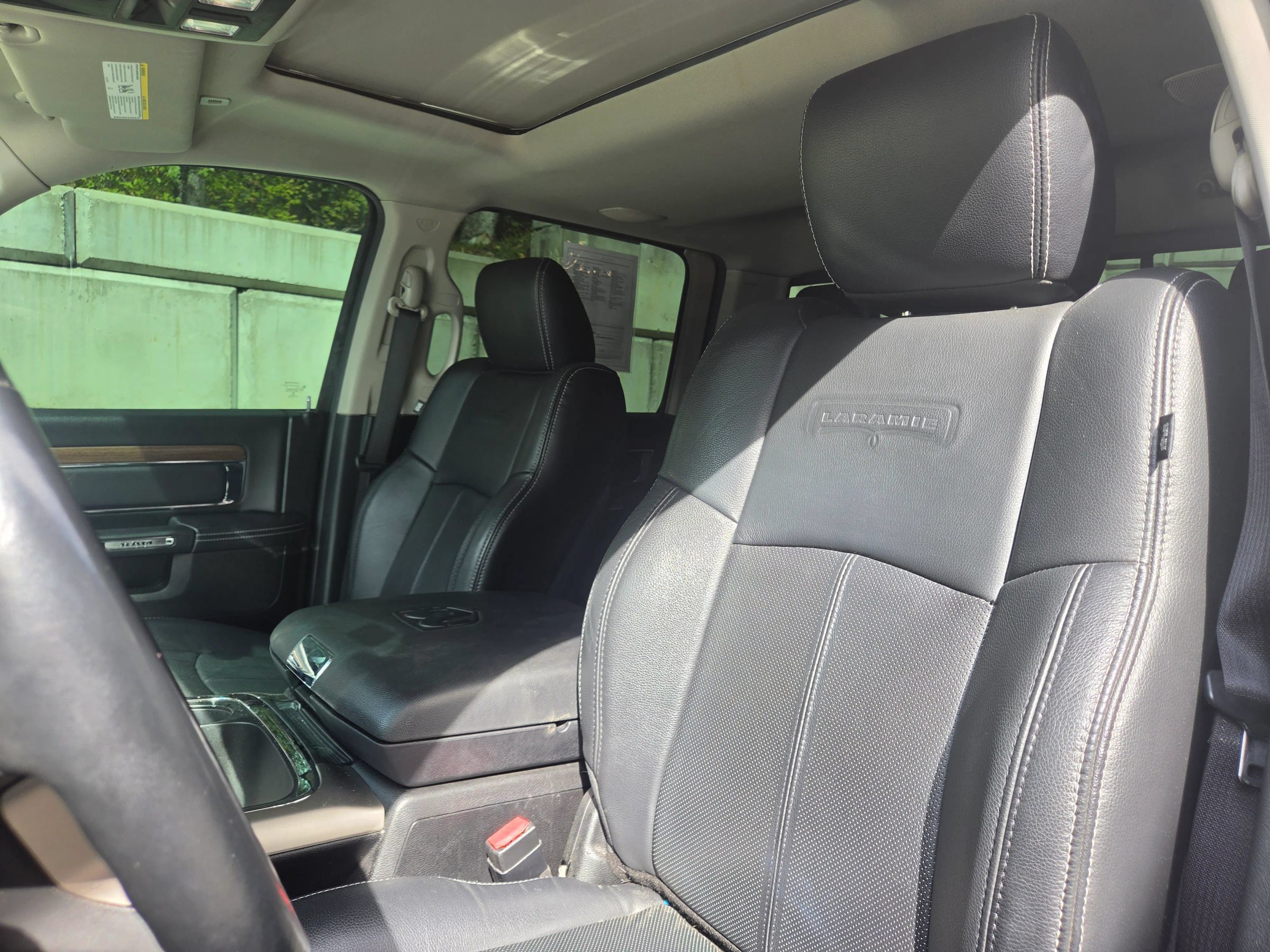 Used 2017 RAM 1500 Laramie AWD/4WD image 2