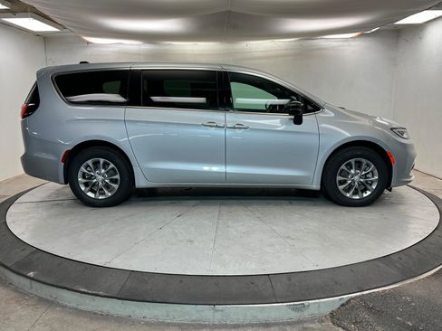 New 2026 Chrysler Pacifica Select image 6