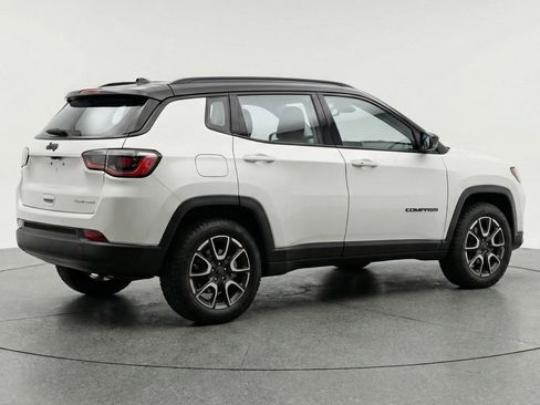 Used 2025 Jeep Compass Trailhawk AWD/4WD image 9