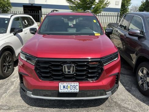 Used 2025 Honda Pilot TrailSport image 2