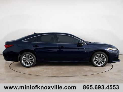 Used 2022 Toyota Avalon XLE image 2