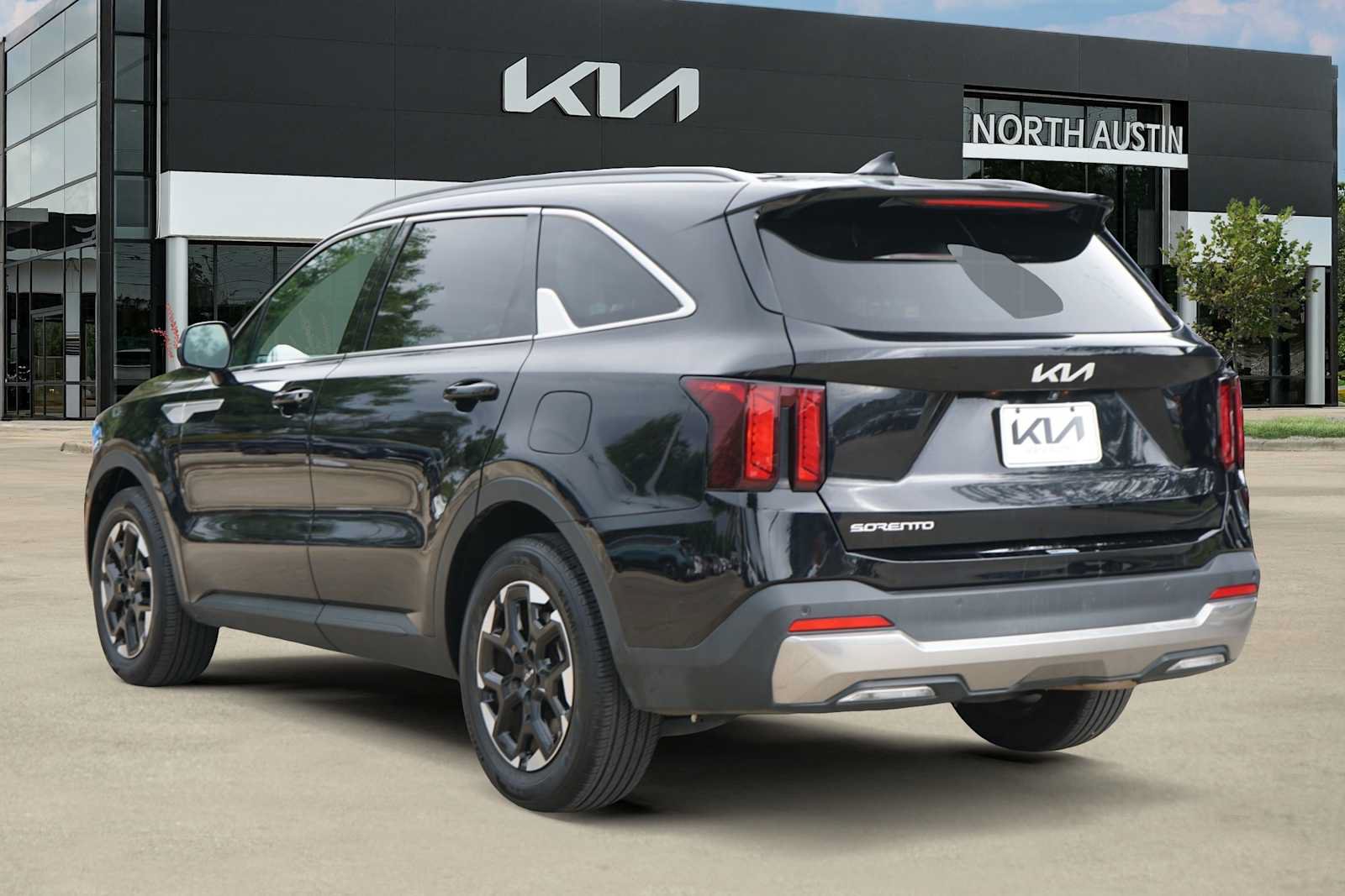 Used 2024 Kia Sorento S FWD image 4