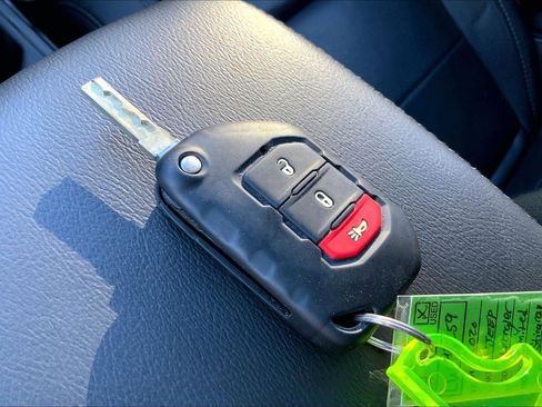 Used 2020 Jeep Wrangler Unlimited Sahara image 12