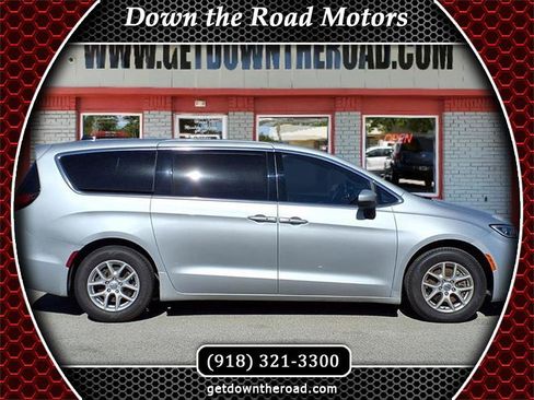 Used 2023 Chrysler Pacifica Touring image 1