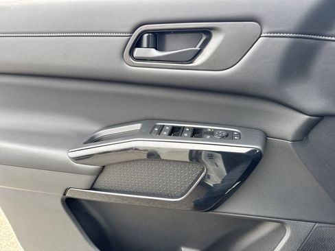 Used 2024 Nissan Pathfinder SV image 18