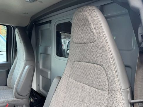 Used 2017 Chevrolet Express 3500 RWD image 21