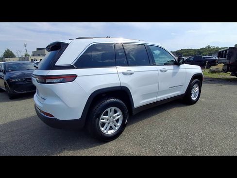 Used 2023 Jeep Grand Cherokee Laredo w/ Luxury Tech Group I AWD/4WD image 8