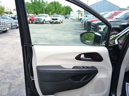 Used 2017 Chrysler Pacifica Limited w/ UConnect Theater Package FWD image 11