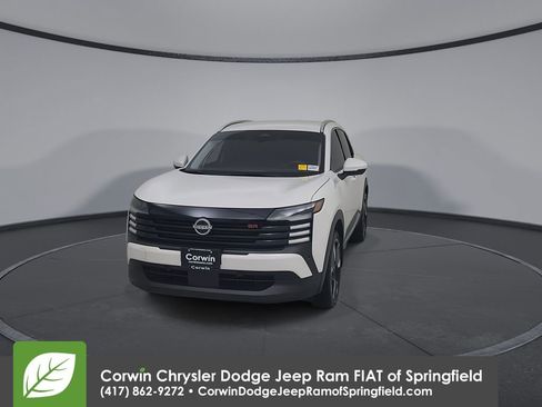 Used 2025 Nissan Kicks SR w/ Illumination Package image 4