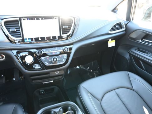 New 2026 Chrysler Pacifica Select image 16