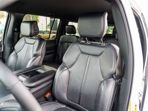 Used 2024 Jeep Wagoneer L Series II w/ Flexible Seating Group RWD image 23