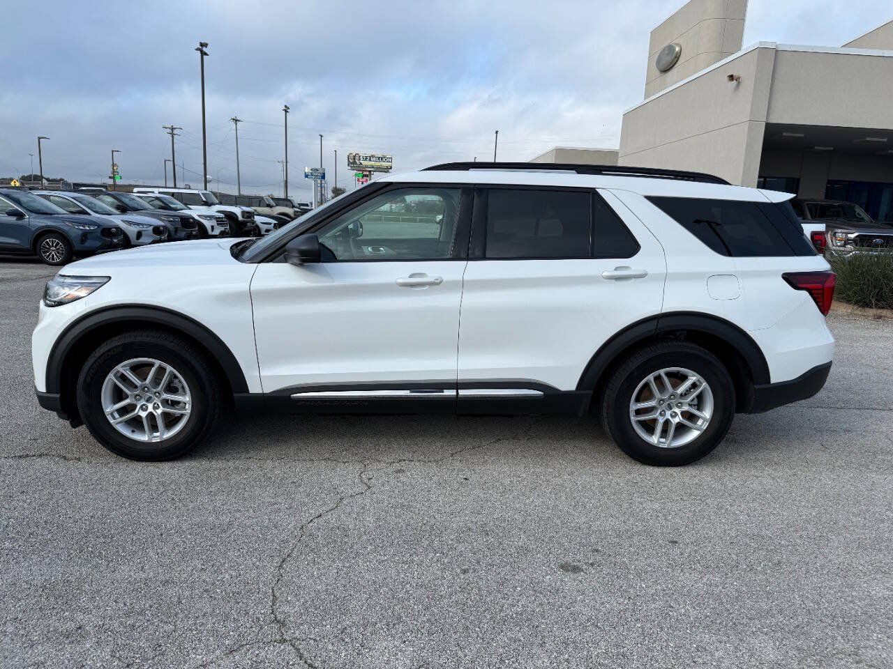 Used 2025 Ford Explorer Active w/ Active Comfort Package RWD image 2