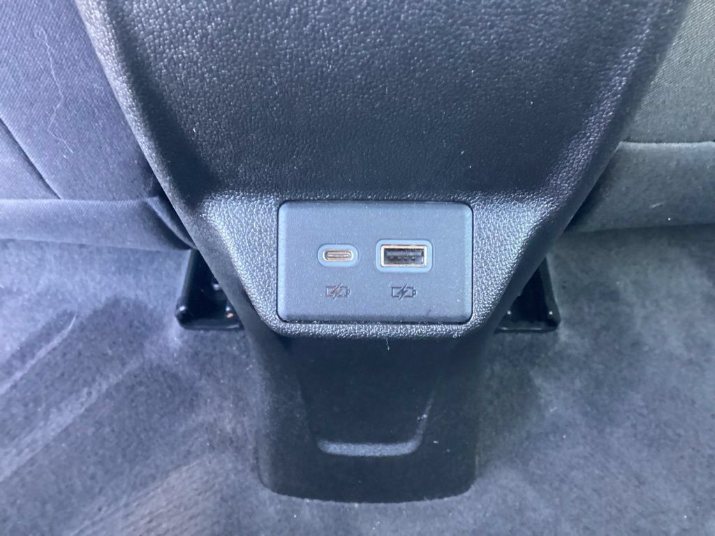 Used 2022 Chevrolet Bolt EUV LT w/ Comfort Package FWD image 16