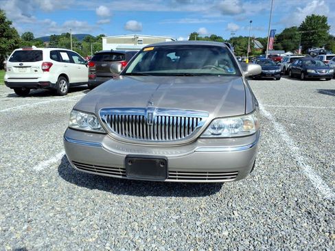Used 2003 Lincoln Town Car Executive RWD image 5
