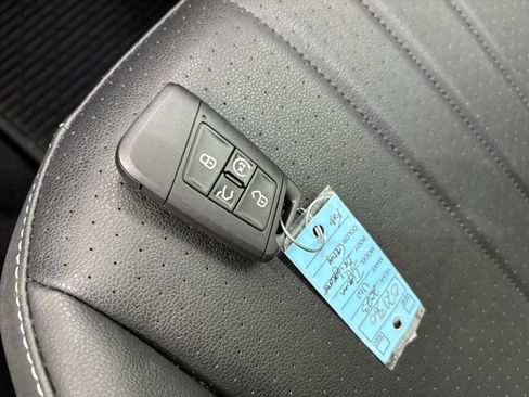 Used 2023 Volkswagen Tiguan SE R-Line image 33