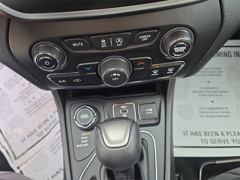 Used 2019 Jeep Cherokee Latitude Plus w/ Cold Weather Group image 20