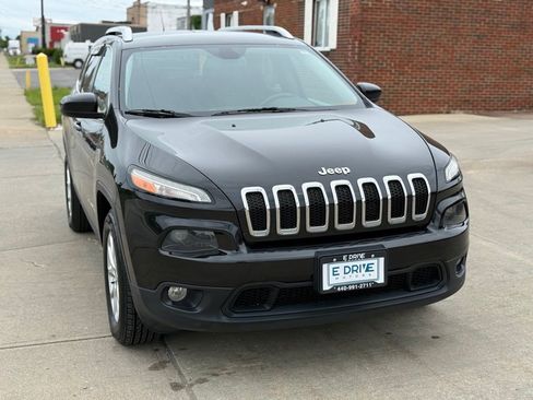 Used 2016 Jeep Cherokee Latitude w/ Cold Weather Group AWD/4WD image 4