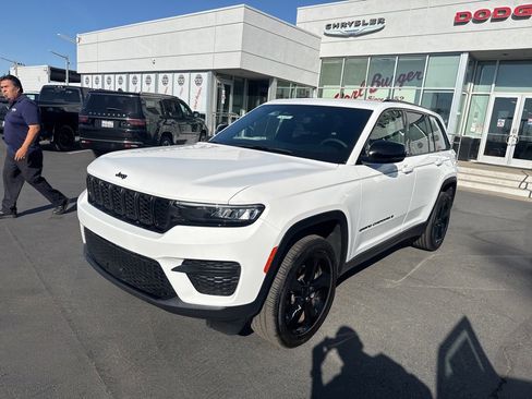 Certified 2024 Jeep Grand Cherokee Altitude image 3