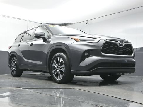 Used 2024 Toyota Highlander XLE FWD image 33