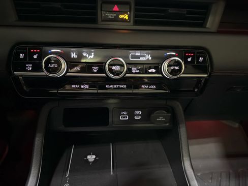 Used 2025 Honda Pilot Black Edition image 33