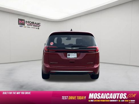 Used 2026 Chrysler Pacifica Limited FWD image 6