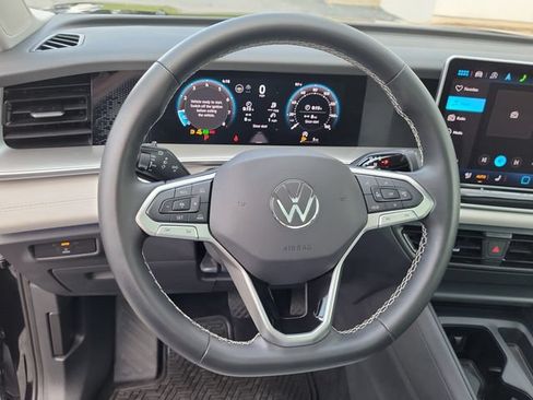 Certified 2025 Volkswagen Tiguan SE FWD image 30