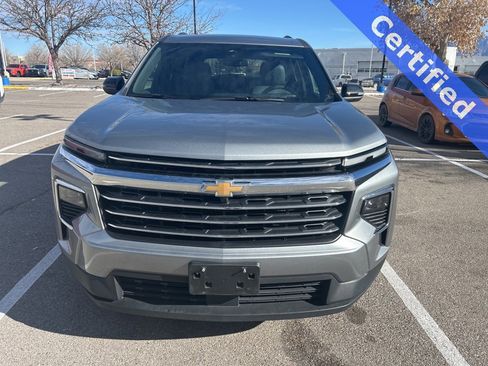 Used 2025 Chevrolet Traverse LT image 2