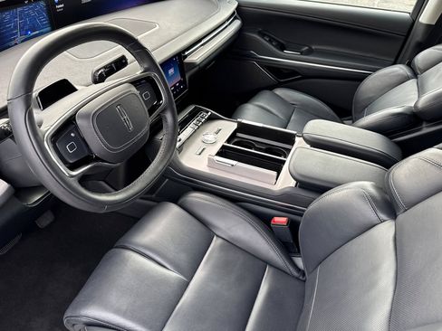 Certified 2025 Lincoln Navigator L Reserve image 10